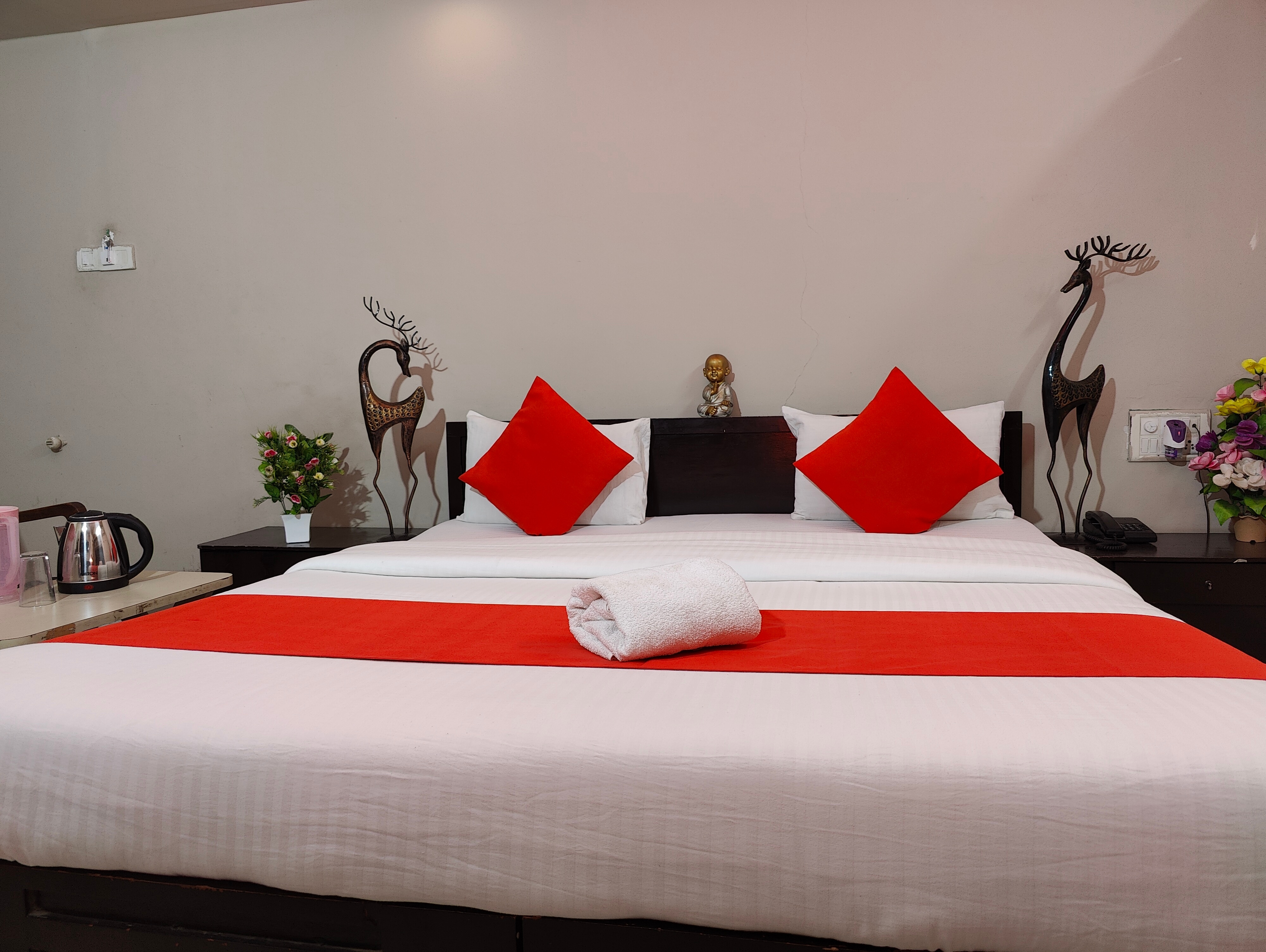 Hotel Harmony - Tap to explore photos