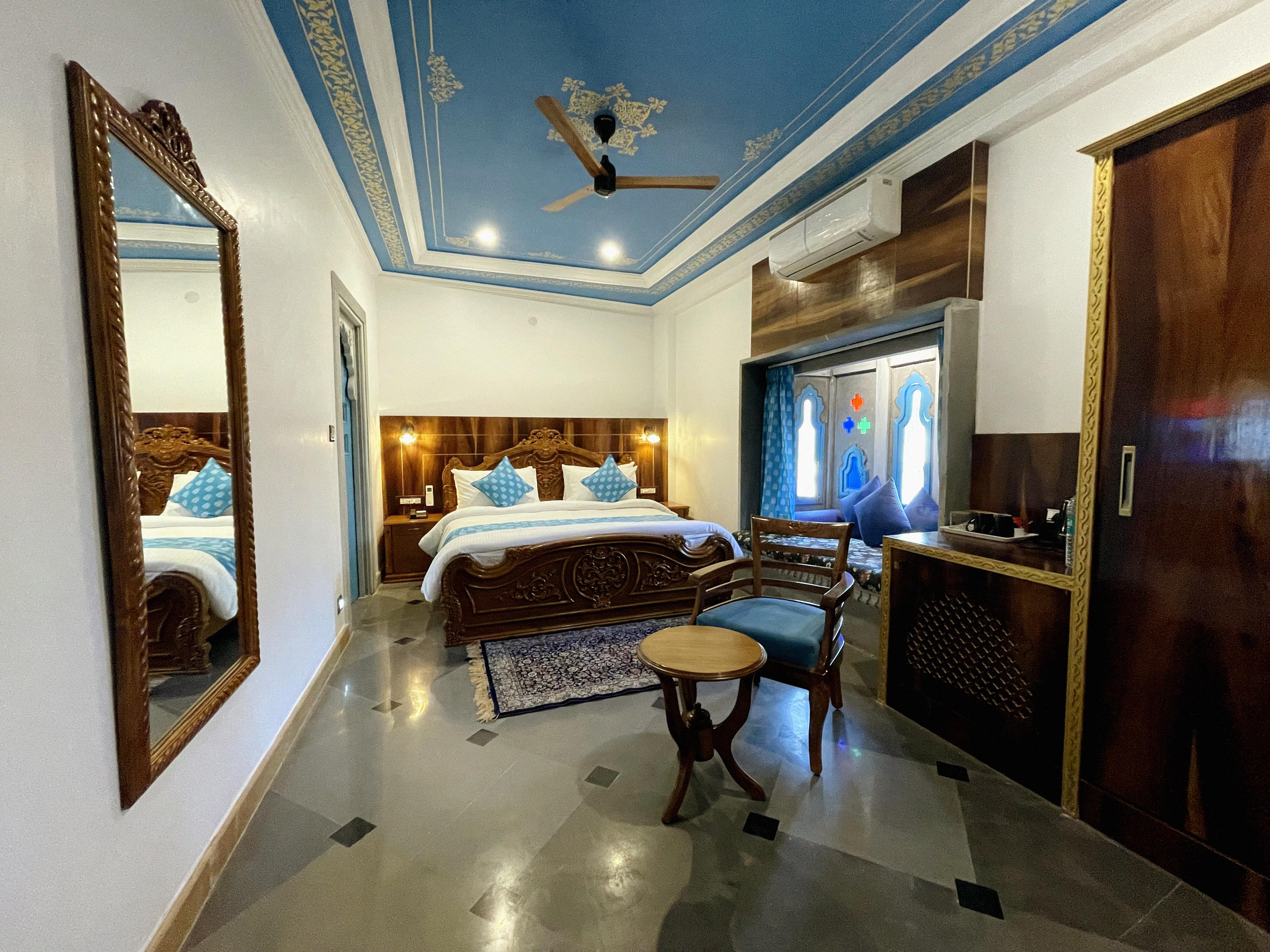 AAJ HAVELI - Pichola Lake Facing Hotel - Tap to explore photos