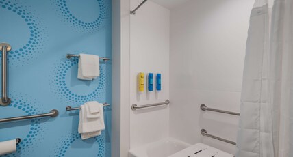 Tru by Hilton Greensboro Room Type - 2 QUEEN ACCESSIBLE TUB