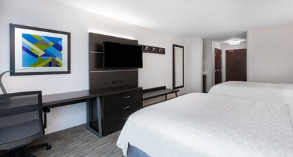 Holiday Inn Express & Suites Trinidad Room Type - 2 Queen Suite Mountain View