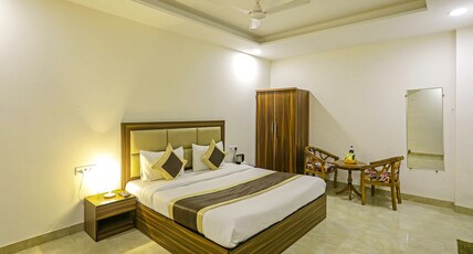 FabHotel White House BNB - Nr. Yashobhoomi Convention Centre Room Type - Deluxe Room FabHotel White House BNB - Nr. Yashobhoomi Convention Centre Room Type - Deluxe Room