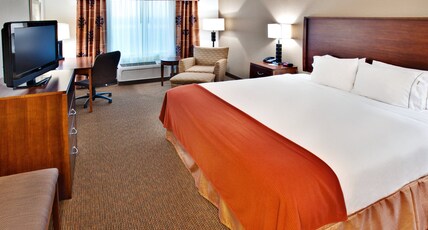 Holiday Inn Express Hotel & Suites Dubuque Room Type - 1 King Standard