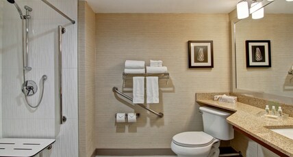 Holiday Inn Oakville Centre Room Type - 1 Double Standard Communications Accessible