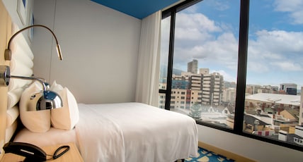 Hampton by Hilton Quito La Carolina Park Room Type - 1 QN ACC ROLLIN SHWR NS