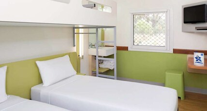 ibis budget Melbourne Airport Room Type - 2 Single Beds and 1 Overhead Bunk Bed