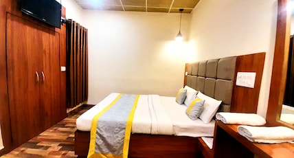 Luxmi Hotel Room Type - Deluxe Room (AC) Luxmi Hotel Room Type - Deluxe Room (AC)