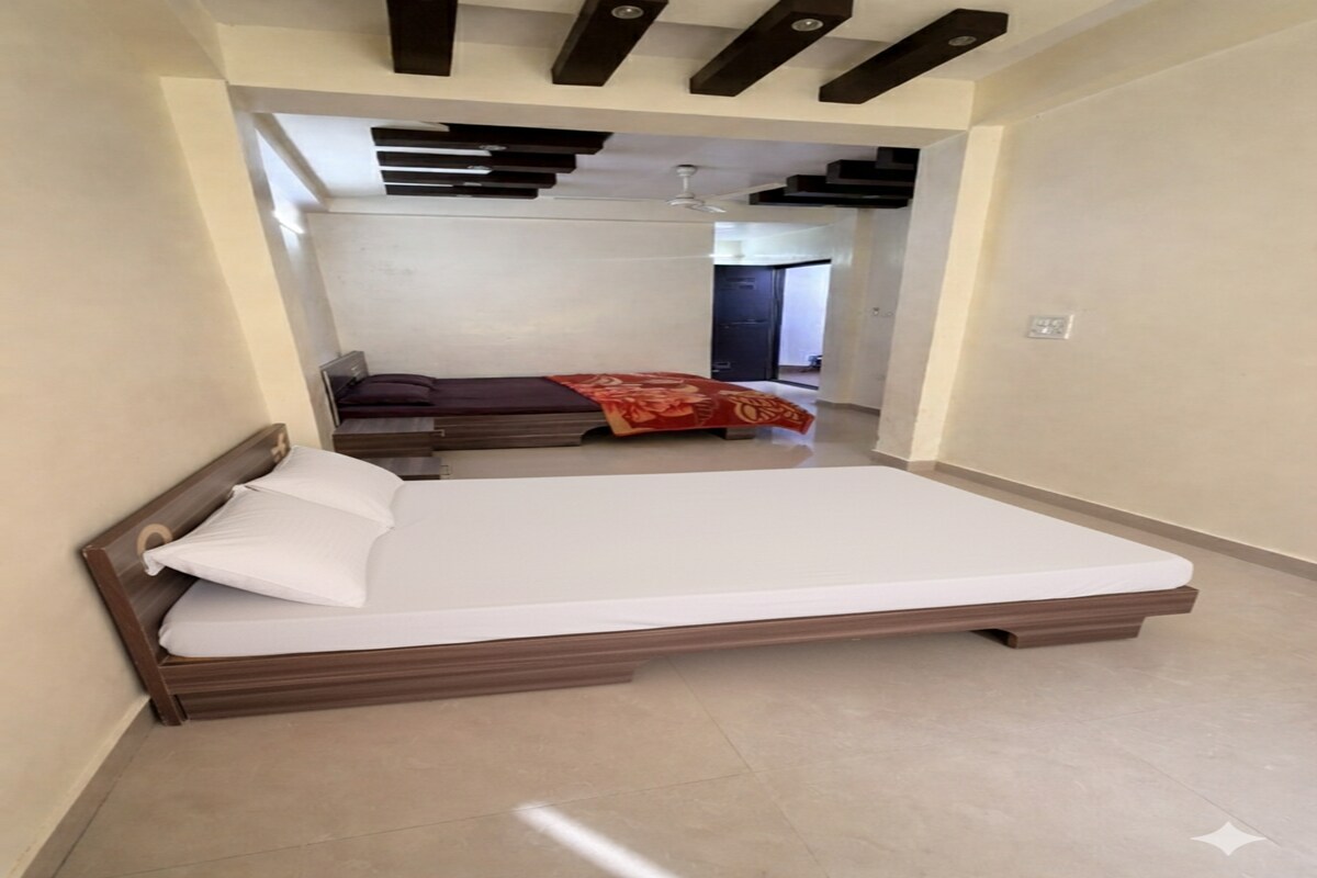 Hotel rosewood plaza - Mahabaleshwar , Couple & Family Stay Rooms with Free Wi-Fi - Tap to explore photos