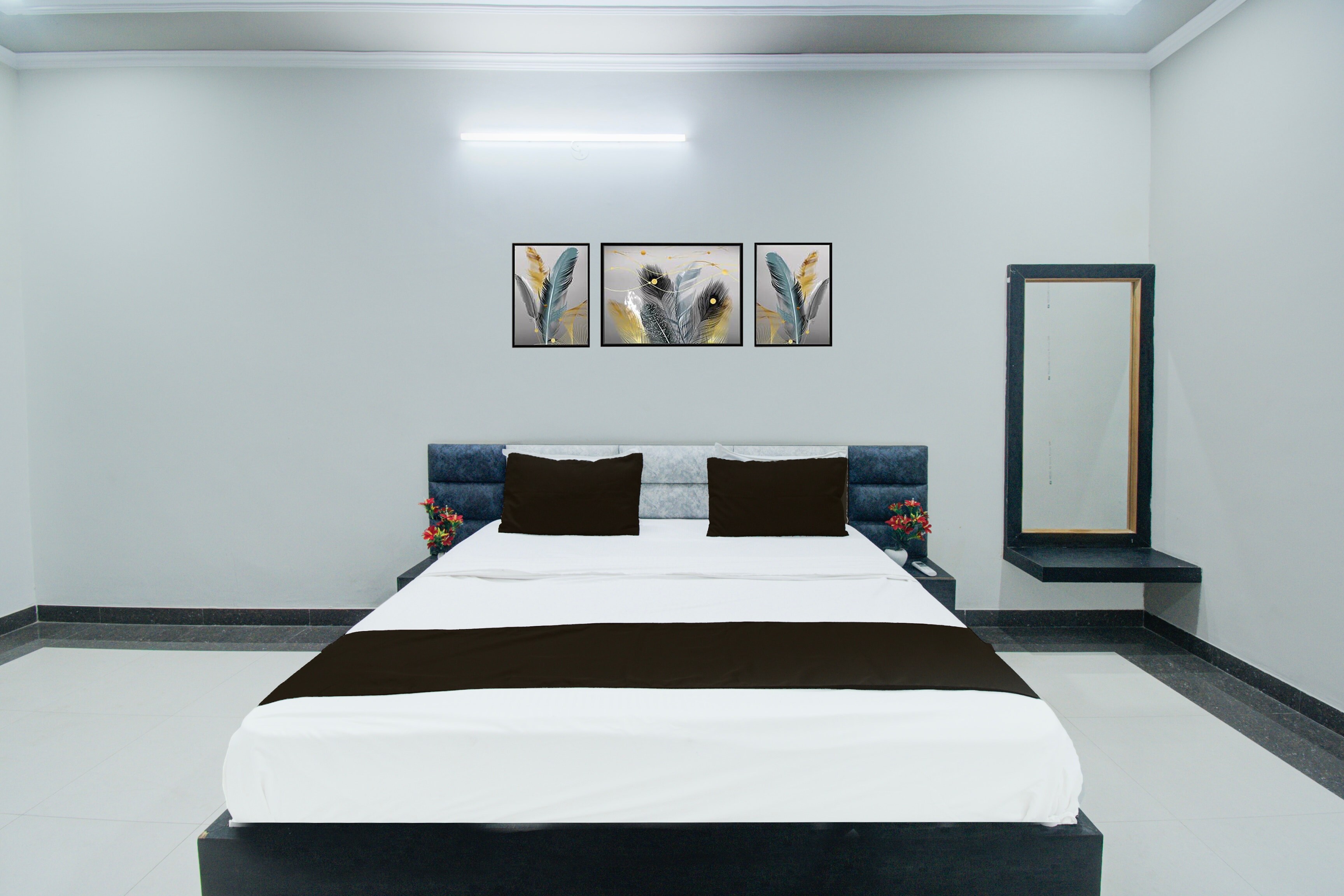 Hotel O Hatoj - Tap to explore photos