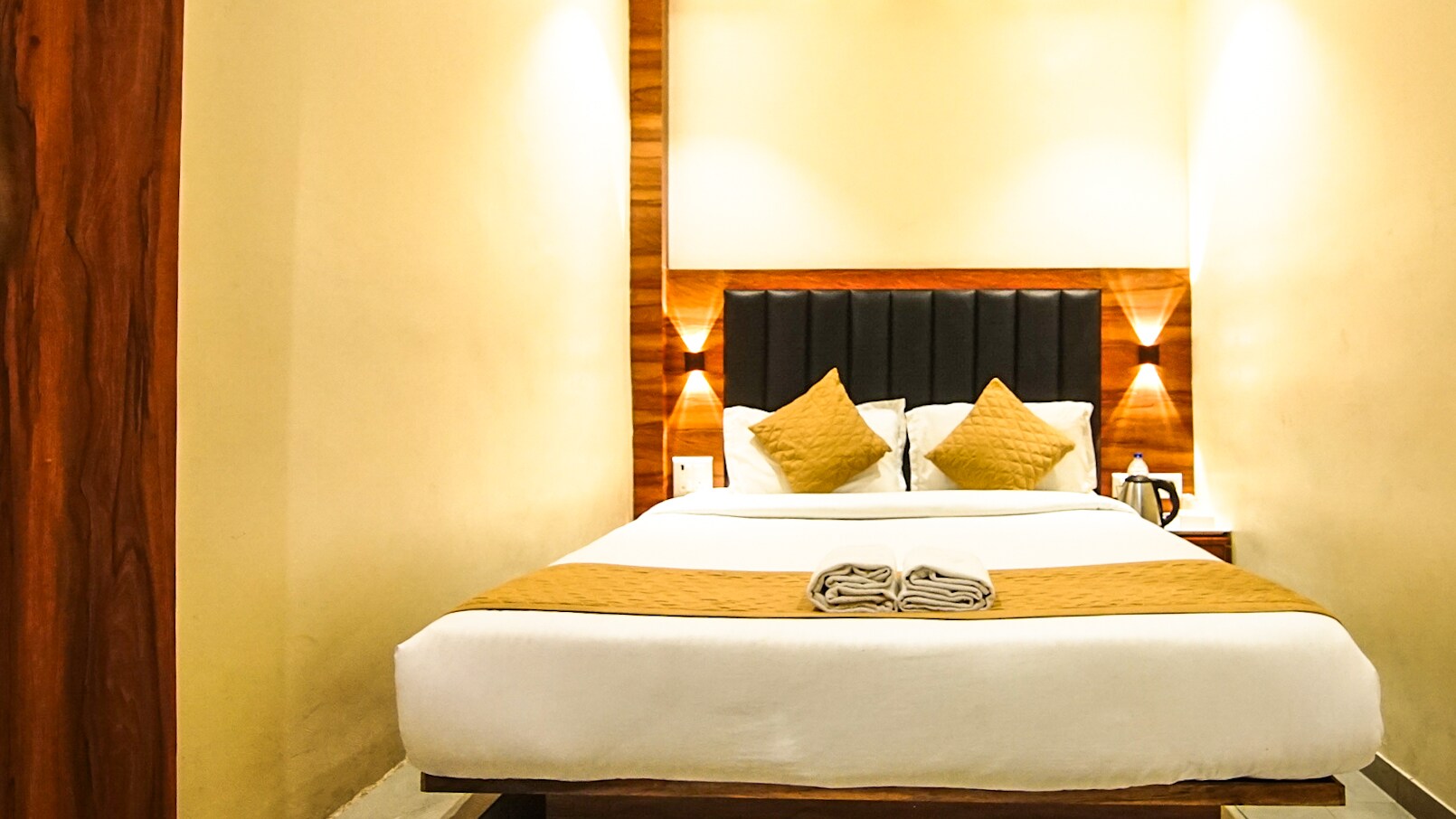 HOTEL ROYAL SUITES - Tap to explore photos