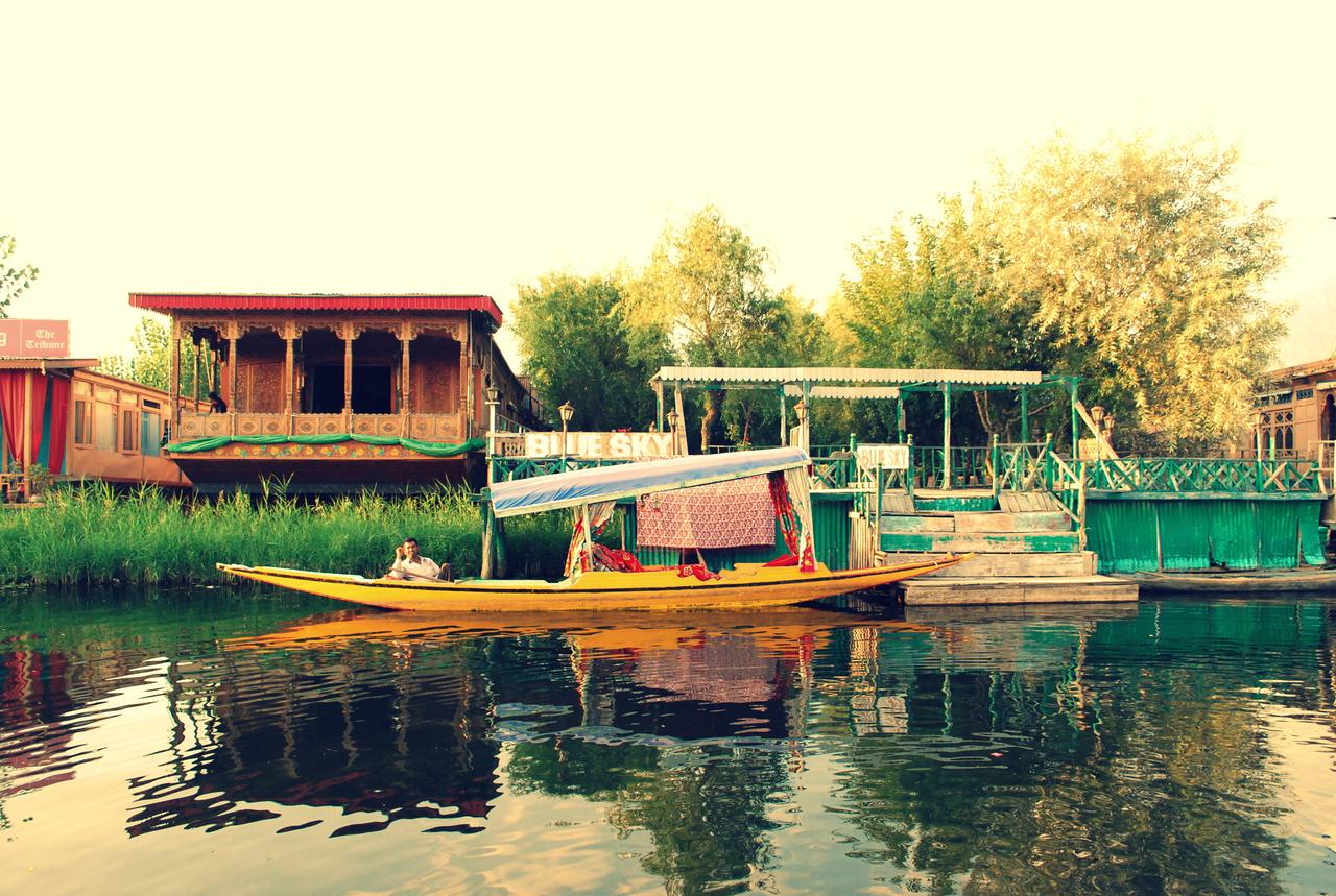 Houseboat Jewel In The Crown - Tap to explore photos
