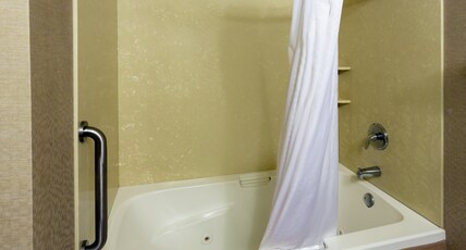 Holiday Inn Express GRANTS PASS Room Type - 1 King Bed Suite Additional Living Area