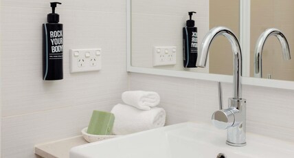 ibis Styles The Entrance Room Type - Superior 1 King Bed Lake View
