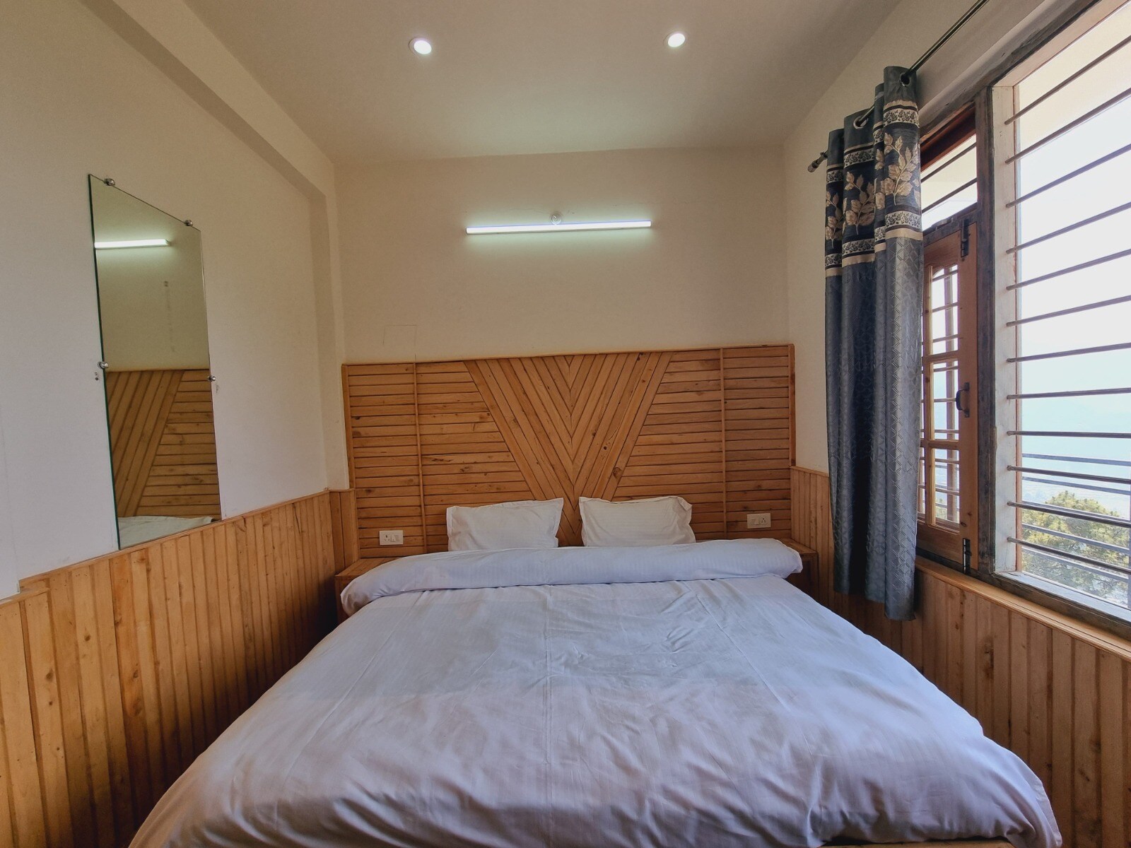 Dalhousie Hideaway 2BR-FF Homestay by Homeyhuts 2 - Tap to explore photos