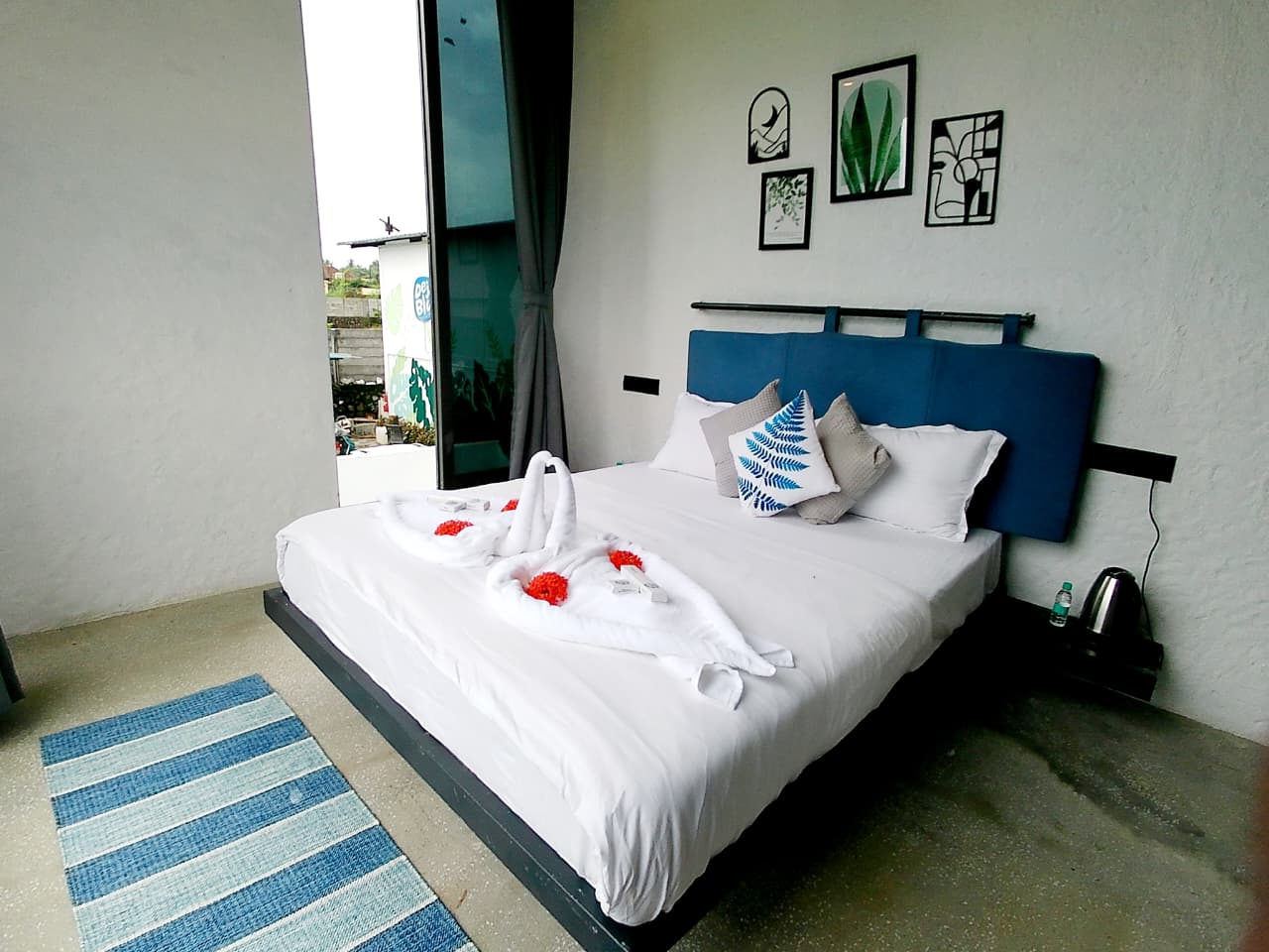 Deja Blu - Tap to explore photos