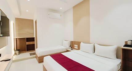 MURLI HOTEL LUXURY ROOMS Room Type - Super Deluxe Room (Triple Bed)