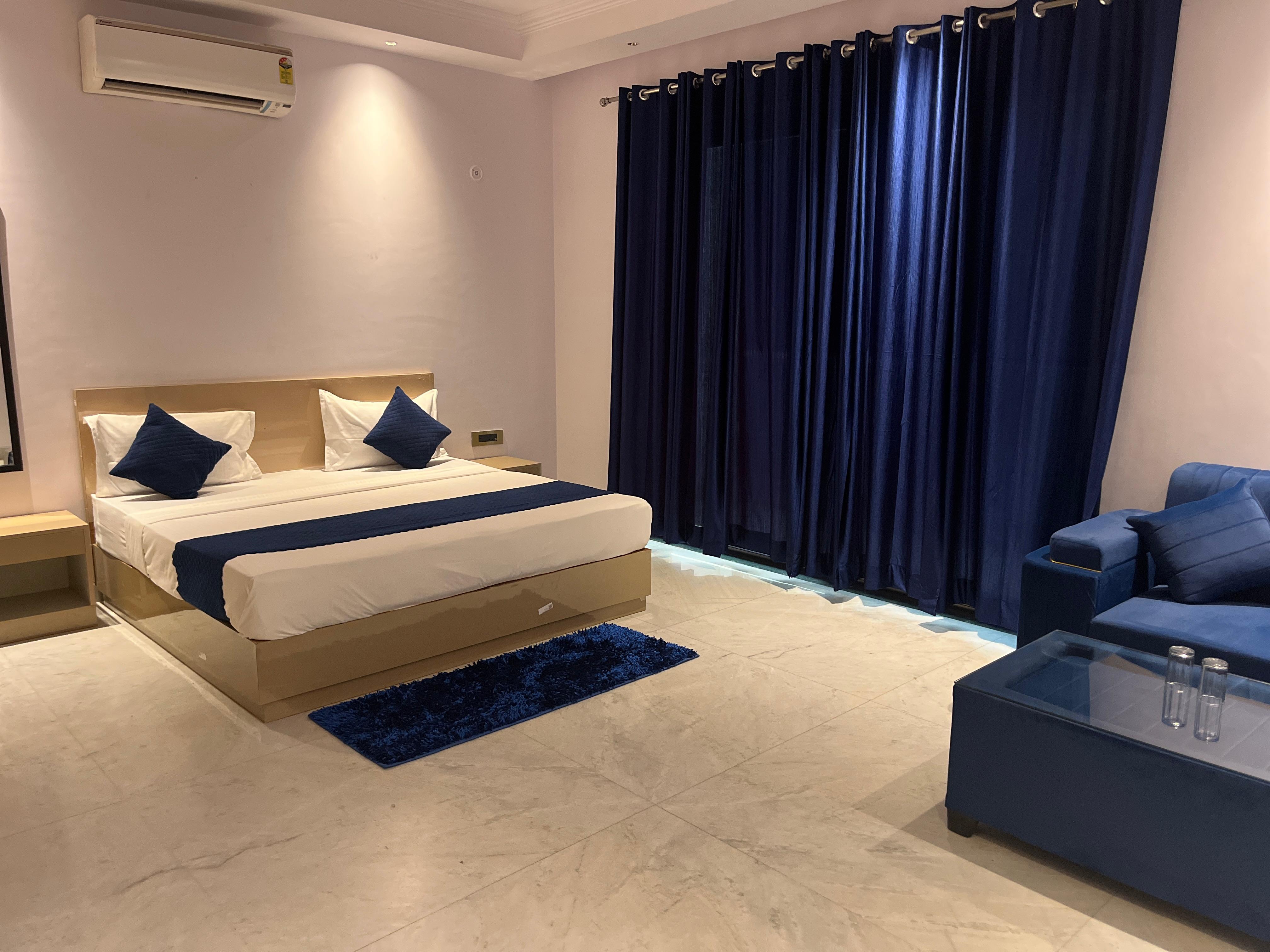 white House - Tap to explore photos