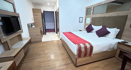 CLARION INN AMPS Room Type - Deluxe (King size bed)