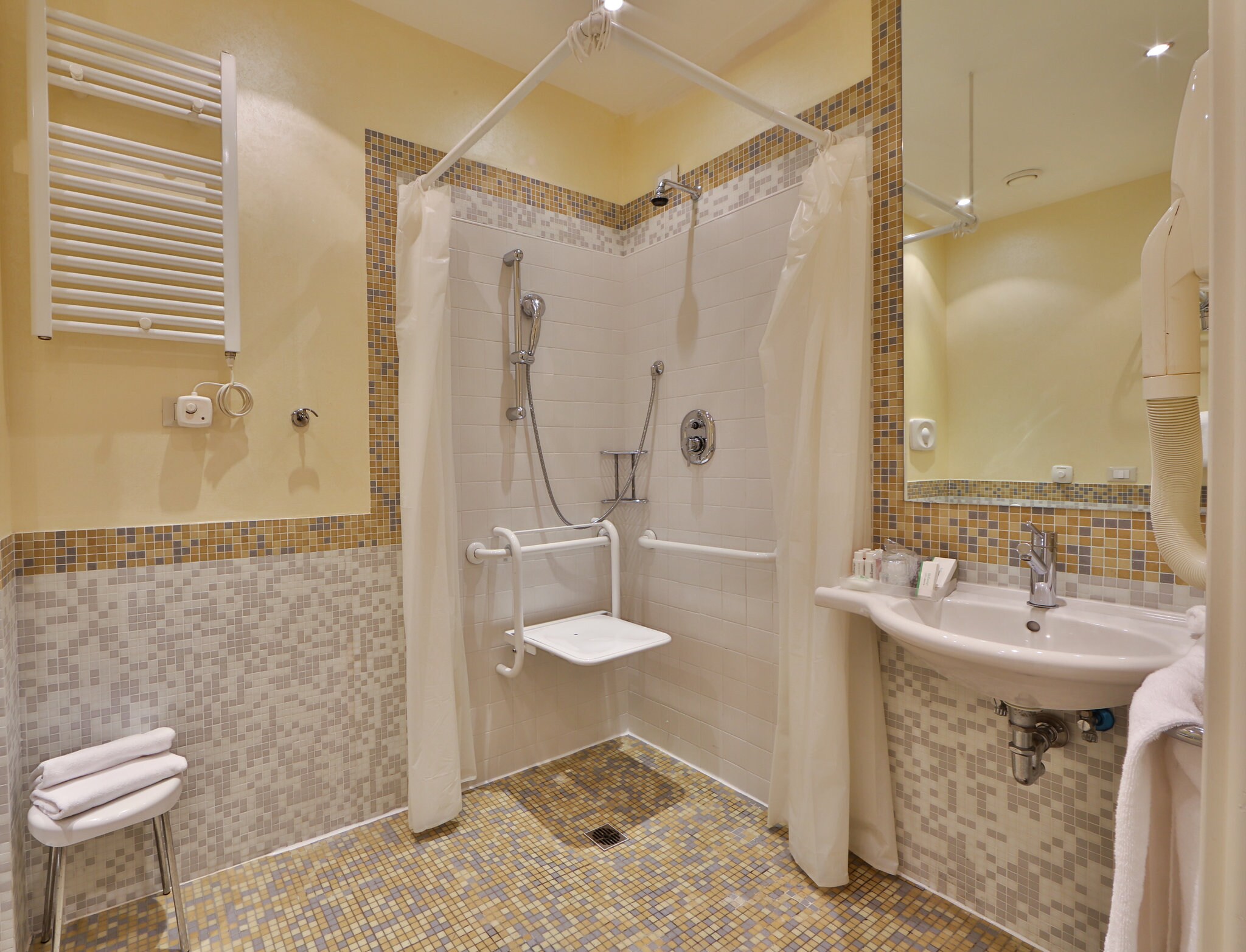 Crowne Plaza Venice East - Tap to explore photos