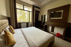 HOTEL TRIHARI (3 minutes drive to JANKI BRIDGE)