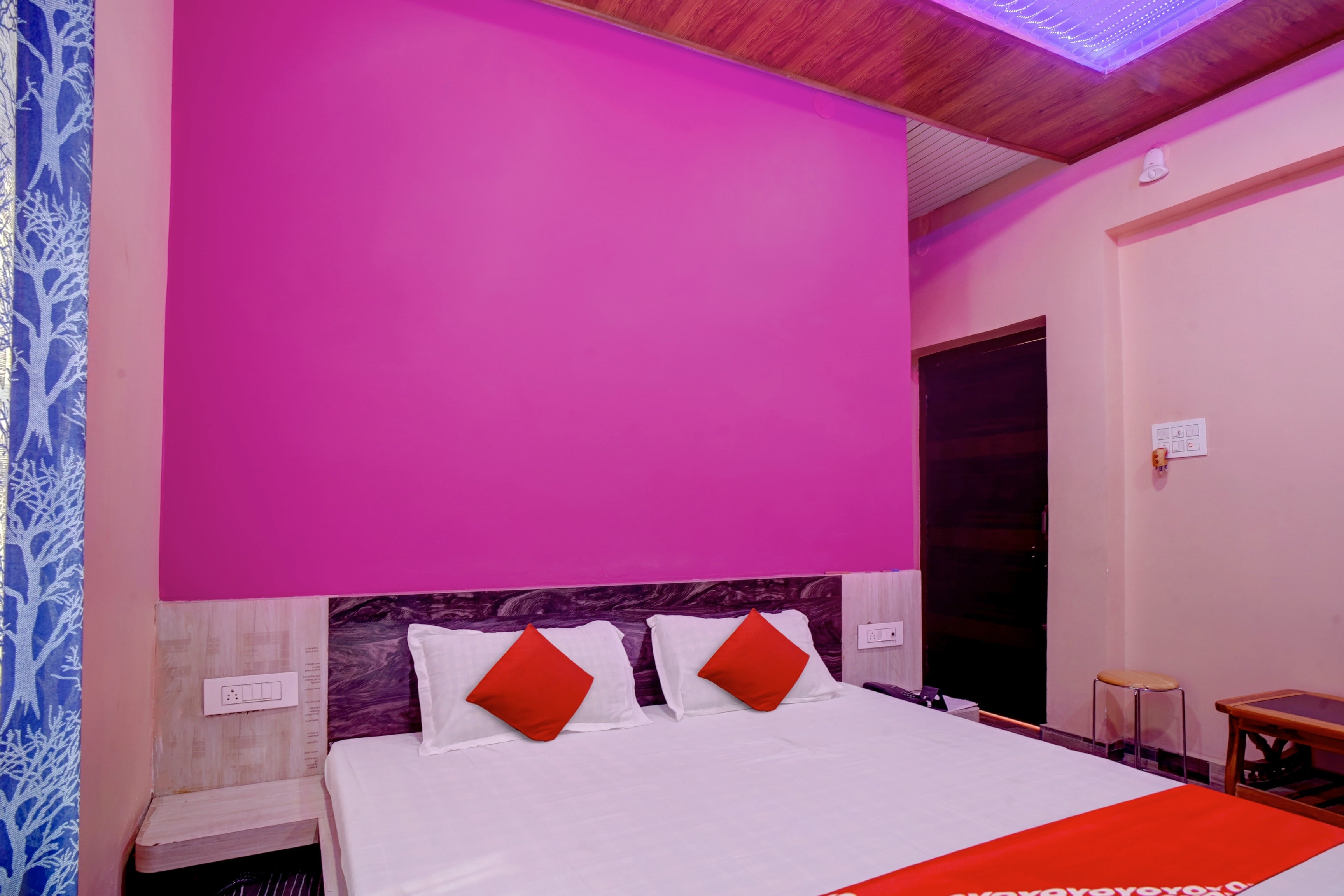 Super OYO 813893 Hotel Siddhi Vinayak - Tap to explore photos