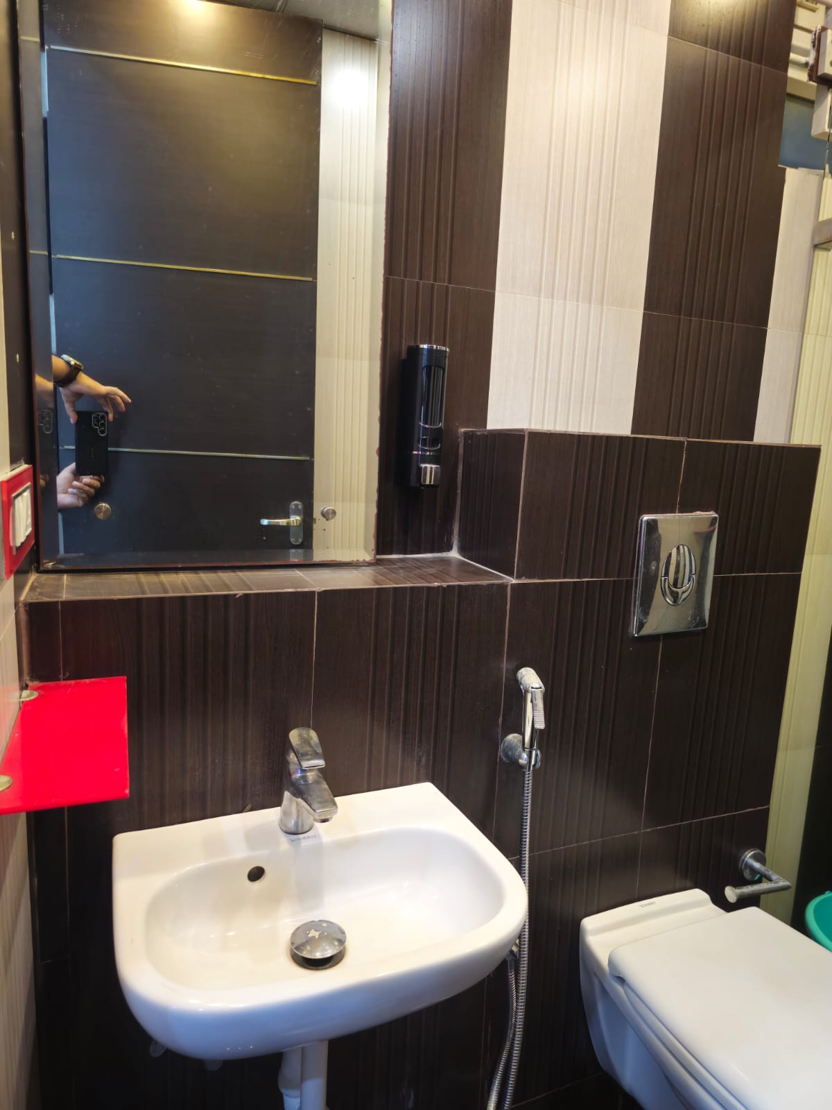 Elegant 2 rooms in ECity parappana agrahara - Tap to explore photos