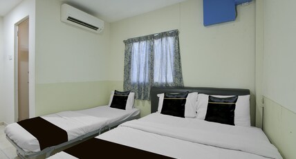 Collection O Axlite Hotel Room Type - Malaysia Deluxe Triple