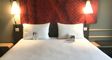 ibis Paris Porte De Montreuil Room Type - Standard Room with one double bed and one single bed ibis Paris Porte De Montreuil Room Type - Standard Room with one double bed and one single bed