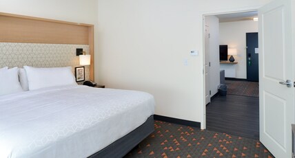 Holiday Inn FORT WORTH - ALLIANCE Room Type - 1 Bedroom Suite Communications Mobility Accessible
