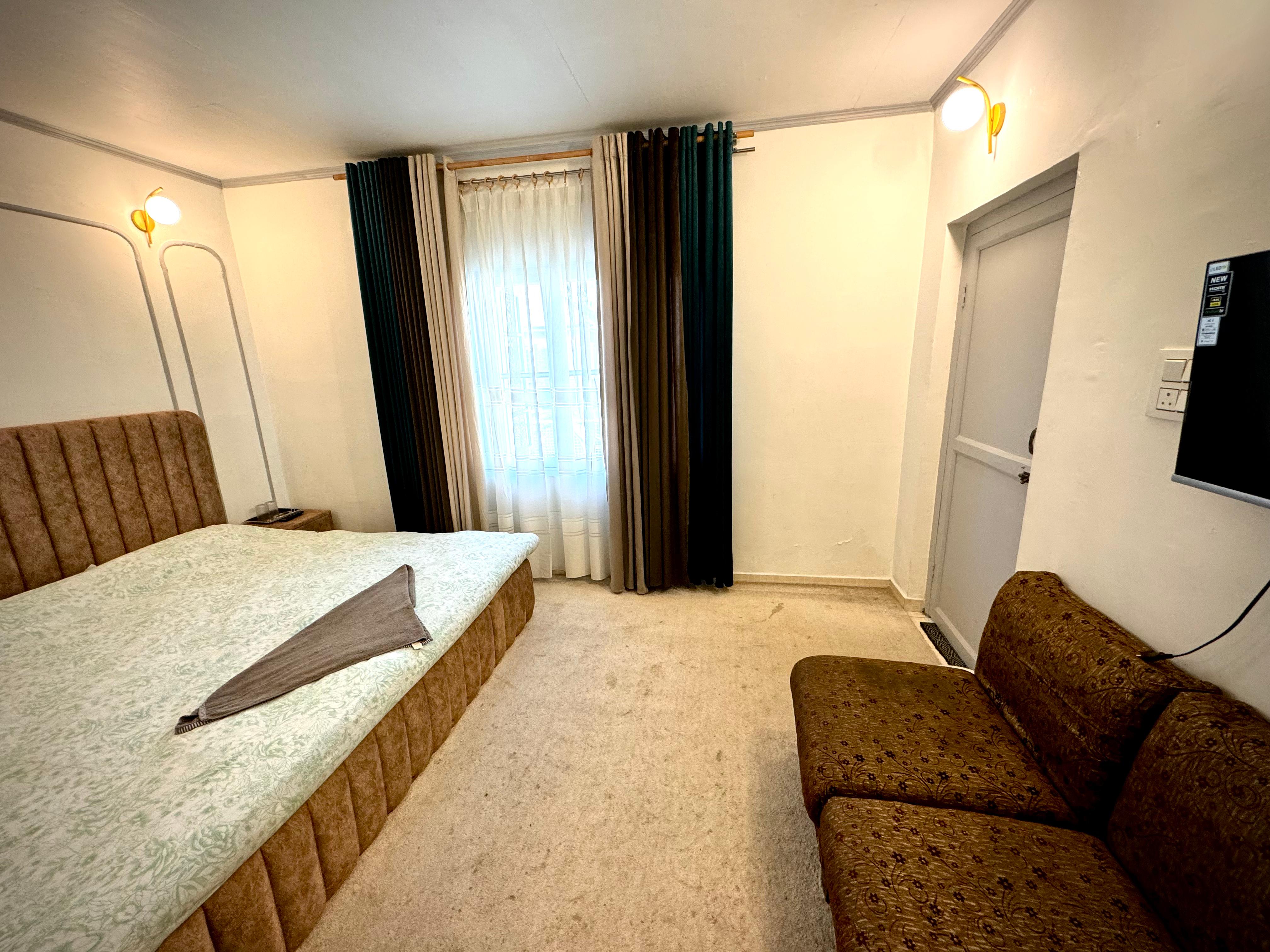 Hotel Olive Venture (Near Dal Lake) - Tap to explore photos