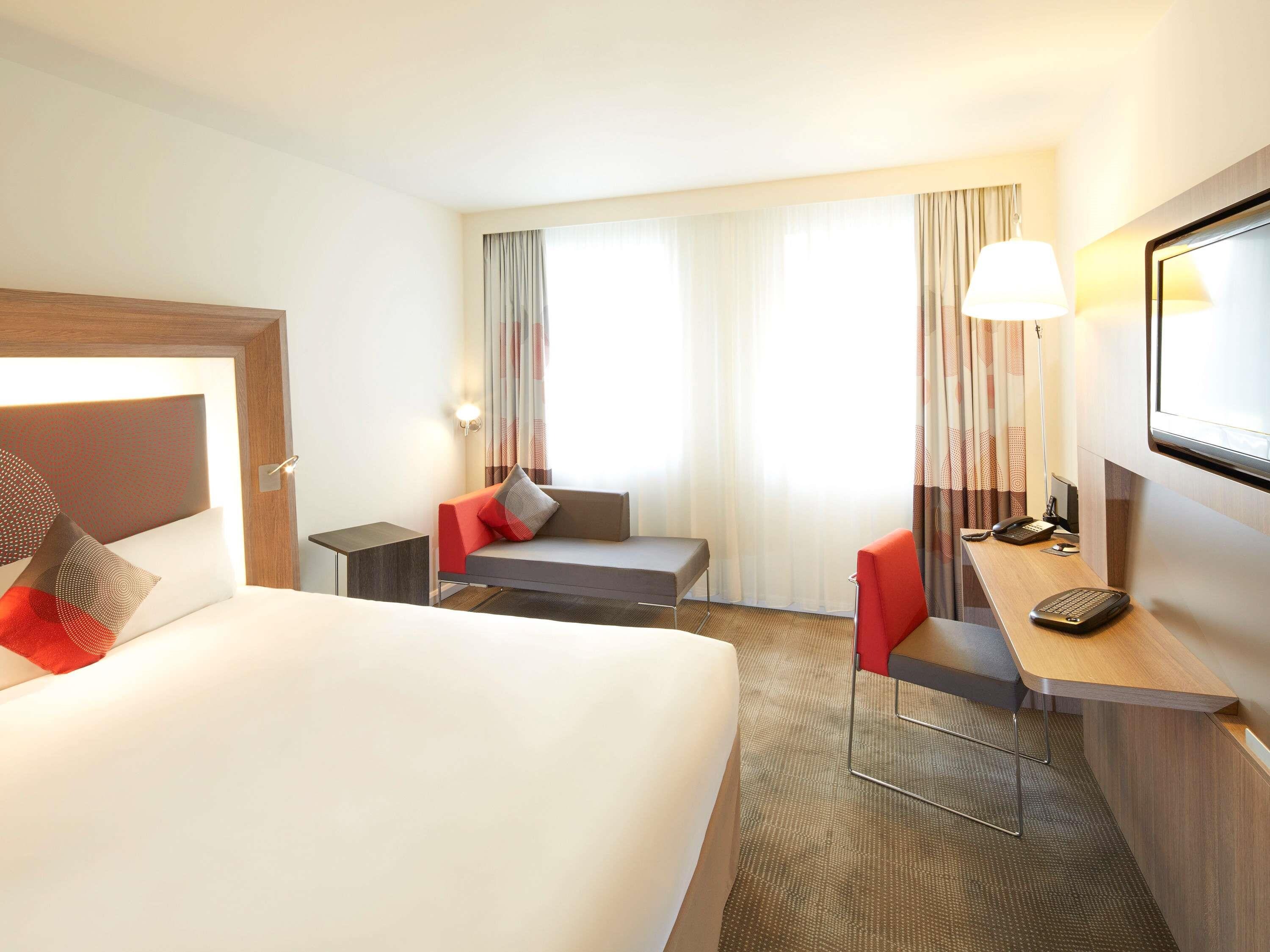 Novotel London Waterloo - Tap to explore photos