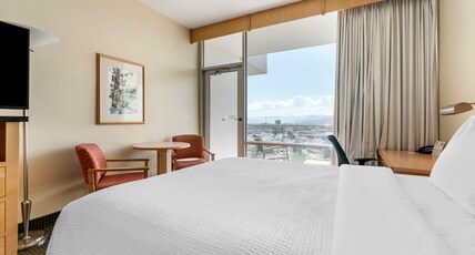 Best Western Plus Kelowna Hotel & Suites Room Type - 1 KING BED,NSMK,EXCRM,JETTED,BALCON,REFRIG,FULL BREAKFAST