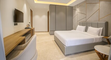 Hotel Ivory Leaf Stays  Golf Course Road Room Type - Super Deluxe Room With Balcony