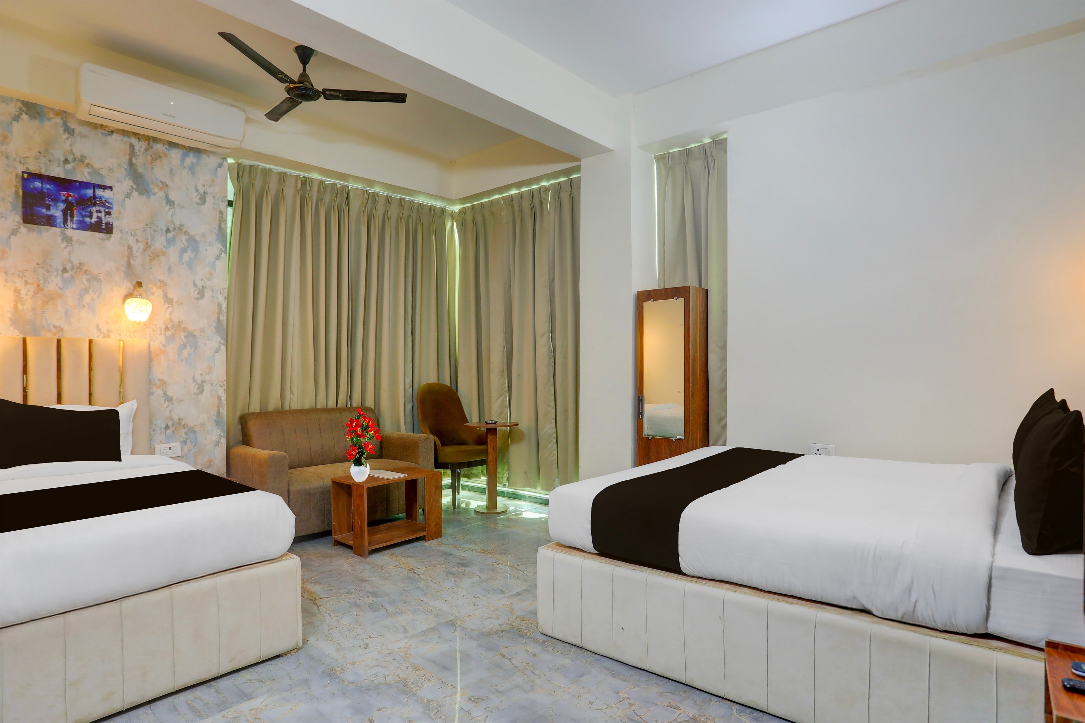 Townhouse OAK Hotel Dream Palace - Tap to explore photos