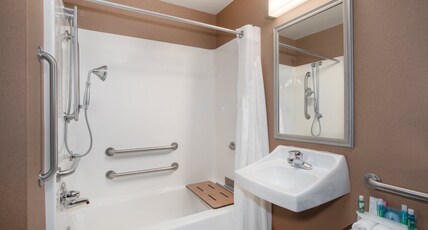 Holiday Inn Express & Suites YANKTON Room Type - 1 King Standard Comm Mobility Access Tub