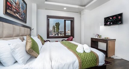 Hotel Blossoms Srinagar Room Type - Deluxe Room