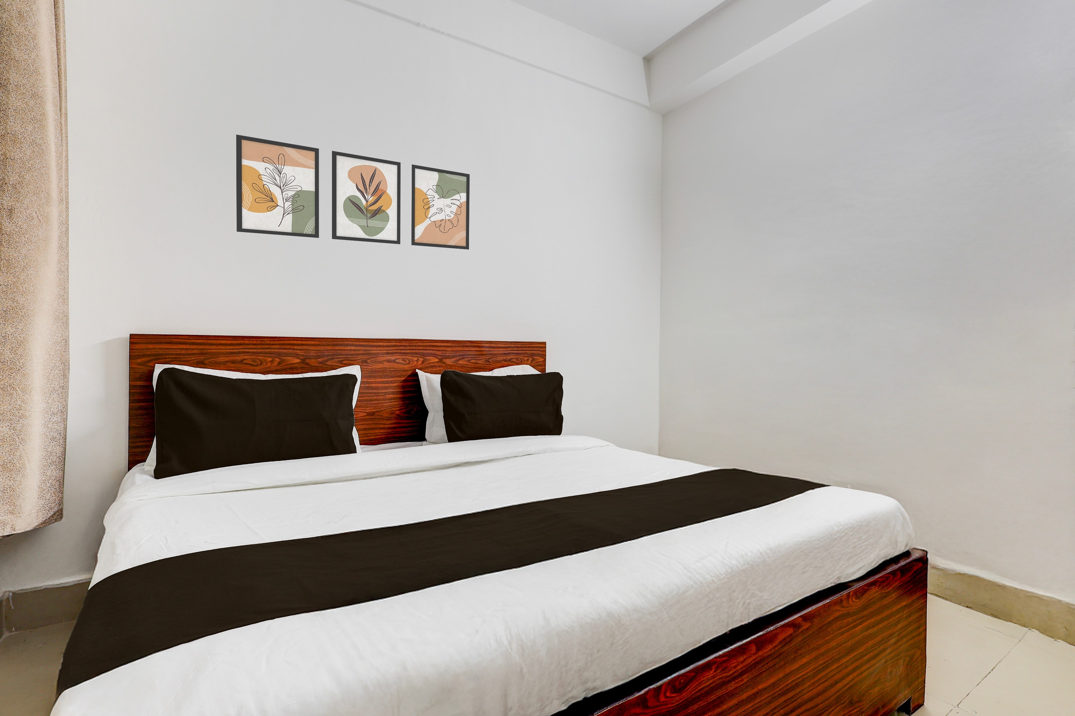 Super Hotel O Sector 4 Manraj Complex Gurugram - Tap to explore photos