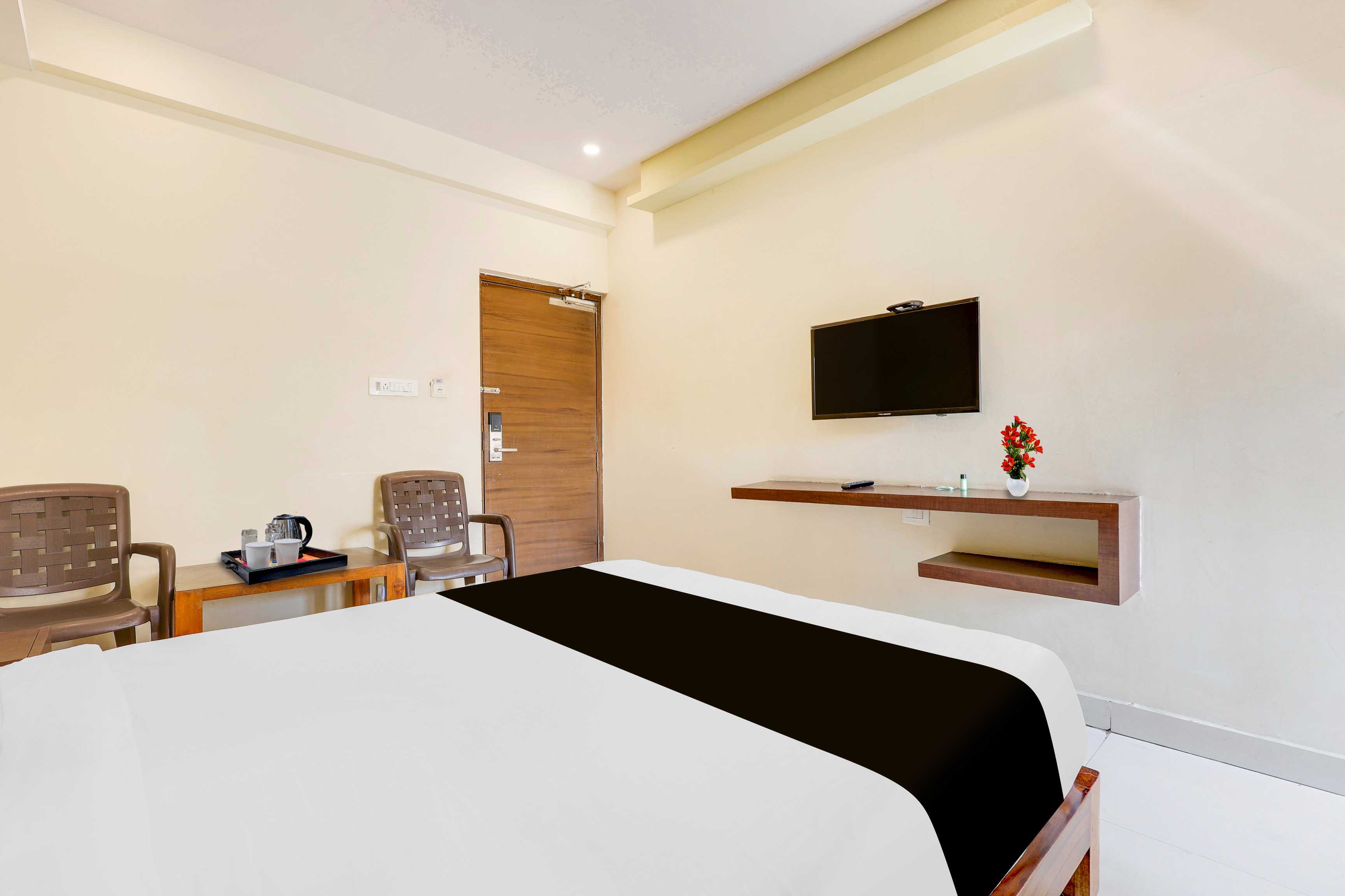 Townhouse Oak Dwarka Nagar Ramatalkies - Tap to explore photos