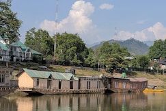 mount everest houseboat