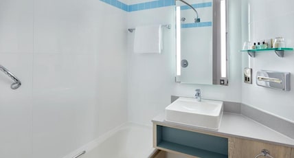 Leonardo Hotel London Croydon Room Type - Standard Room with Double Bed Leonardo Hotel London Croydon Room Type - Standard Room with Double Bed