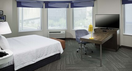 Hampton Inn & Suites by Hilton Phoenix Downtown Room Type - 1K PICTURE WINDW STUDIO NS