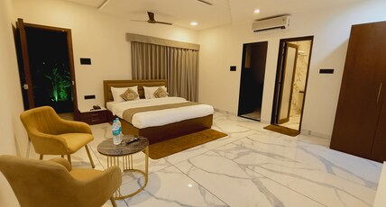 Hotel Nidhi Shree Room Type - Premium deluxe room