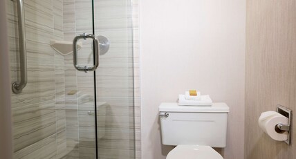 DOUBLETREE BY HILTON DENVER SE Room Type - 1 KING LARGER CORNER RM