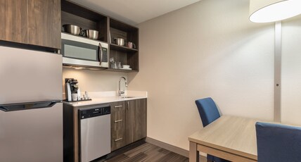 Holiday Inn & Suites Opelousas Room Type - 1 King Suite Dining Area