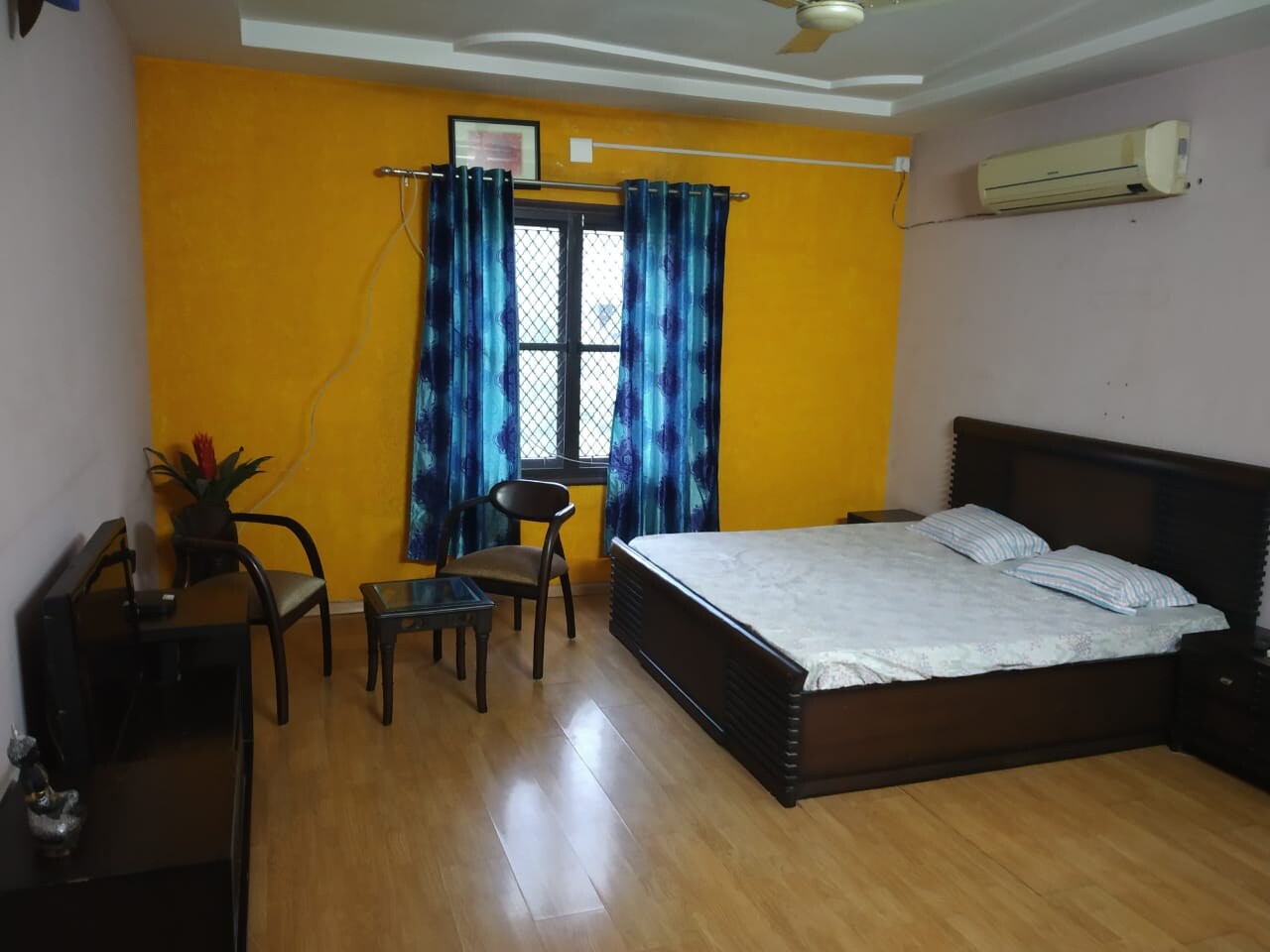 Palse tower - Tap to explore photos