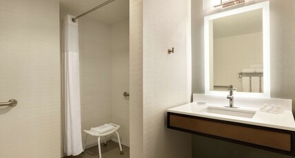 Hilton Garden Inn Tifton Room Type - 1KNG MOB HEARNG ACC RI-SHW