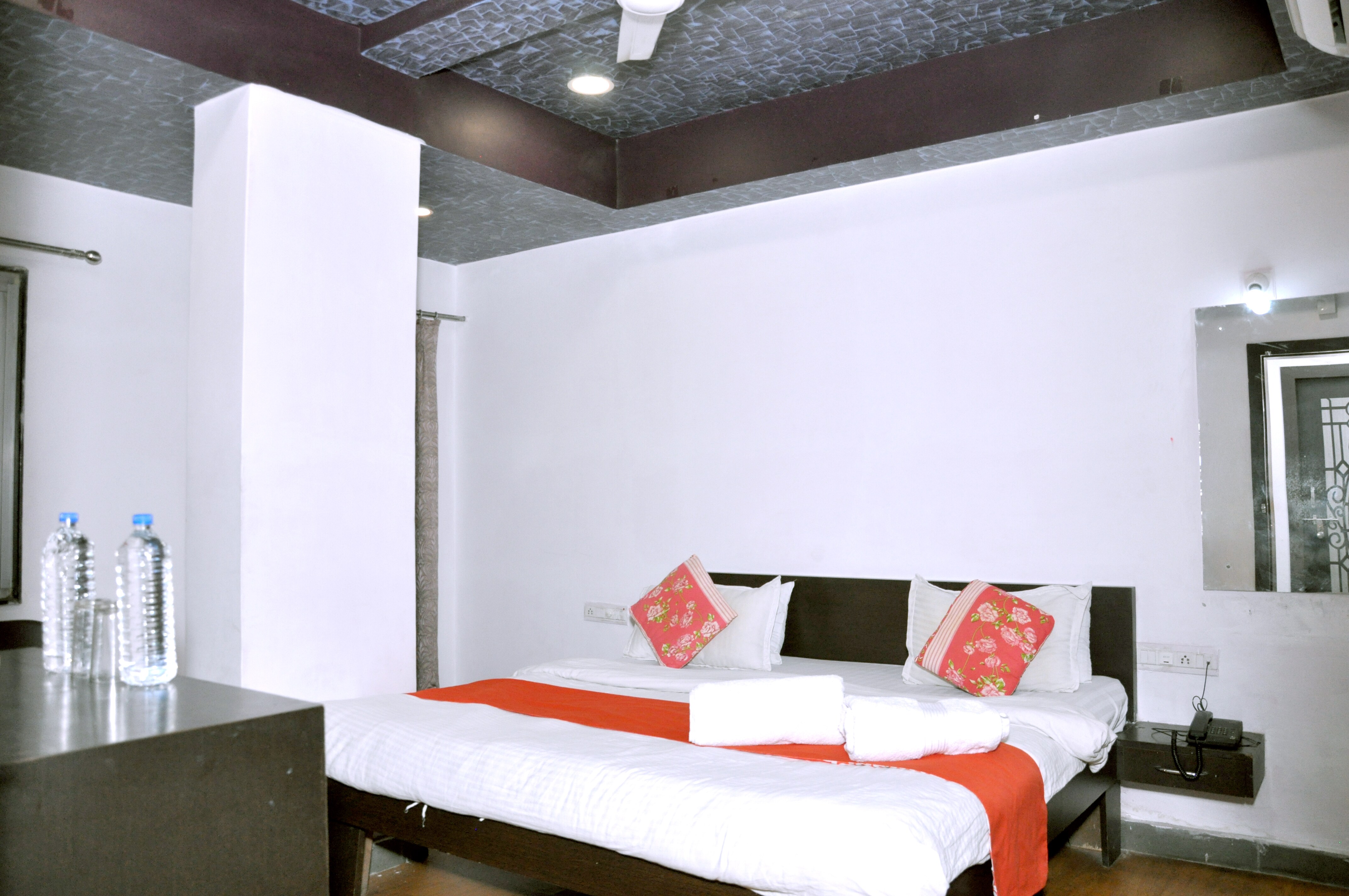 Hotel Gray Inn - Tap to explore photos