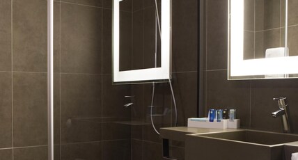 NOVOTEL MARSEILLE CENTRE PRADO Room Type - Superior Room with 1 queensize bed