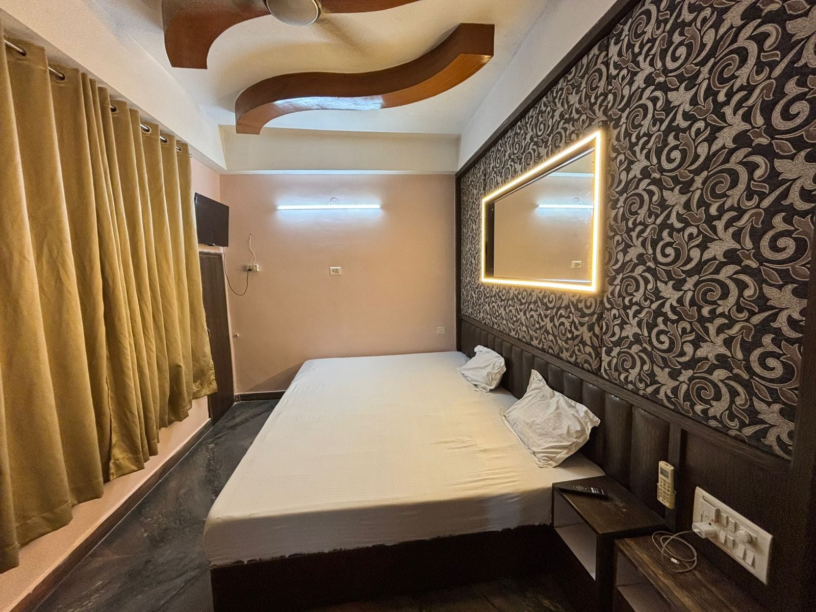 Hotel Srimann Mangalam - Tap to explore photos