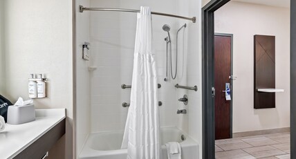 Holiday Inn Express & Suites Ada Room Type - 1 King Bed Suite Comm Accesible