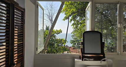 The Beachside Hostel Room Type - SUPERIOR DOUBLE BED SEAVIEW ROOM